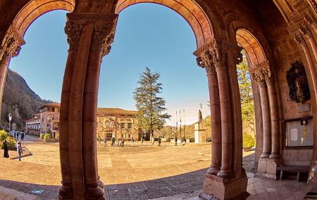 Entrada a la Basílica de Covadonga