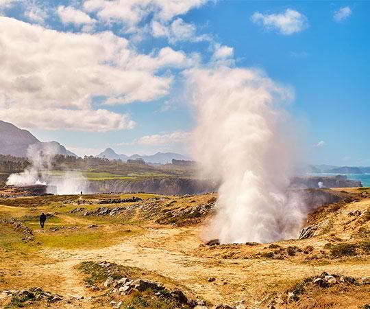 Photo des Geysers d´eau dans la municipalité de Llanes. On peut clairement voir les geysers d'eau sous pression dans les galeries rocheuses