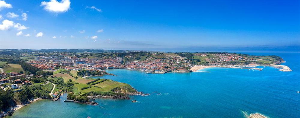 Panoramic image of the coastal towns of Candás and Lluanco/Luanco