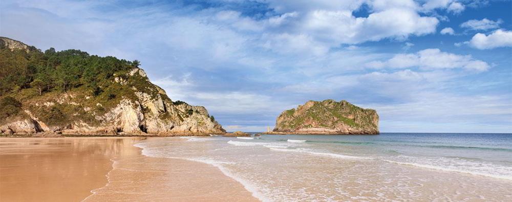 Photo du rivage de la plage de la Franca dans la municipalité de Ribadedeva