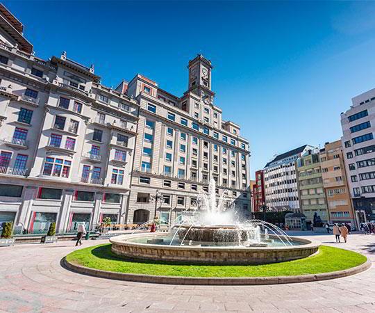 Foto de la Plaza de la Escandalera en Oviedo/Uviéu con la fuente en primer plano.