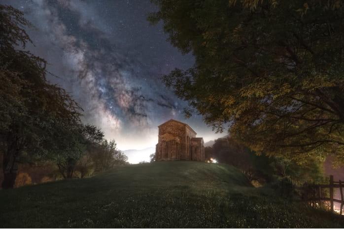 Imagen de Santa Cristina de Lena y la Vía Láctea