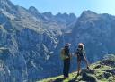 Dos senderistas contemplan las vistas desde el alto de una montaña