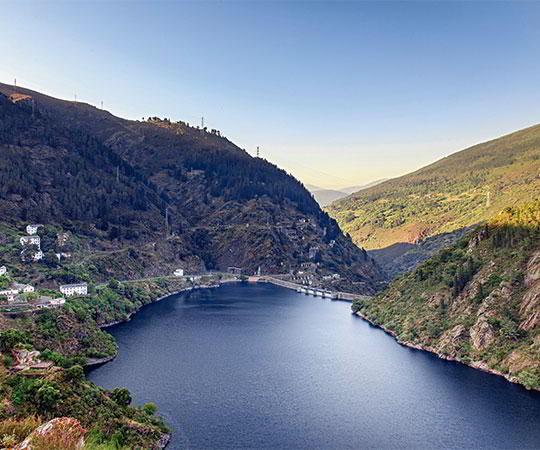 Photo panoramique du réservoir de Salime et de son environnement dans la municipalité de Grandas de Salime