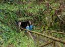 Dos senderistas entran en un túnel de la Mina Mosquil