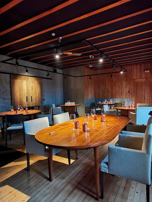 Imagem de uma sala de jantar elegante e bem cuidada do restaurante Regueiro, em Tox (Navia).