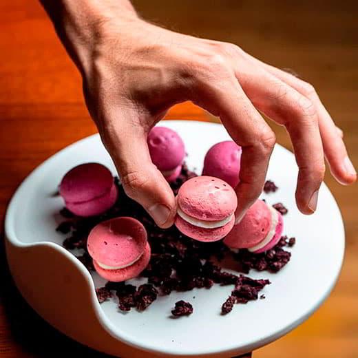 Pormenor do empratamento de uma sobremesa de alta cozinha, preparada no restaurante Regueiro (uma estrela Michelin), pelo chefe Diego Fernández, em Tox (Navia).