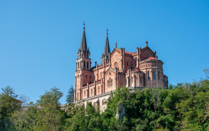 Ir a Imagen Desde Oviedo: Excursión a Lagos de Covadonga, Cangas de Onís y Lastres