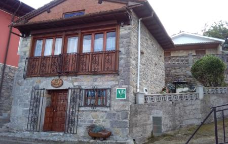 Exterior de la Casa Ritana y Casa Miruella al fondo