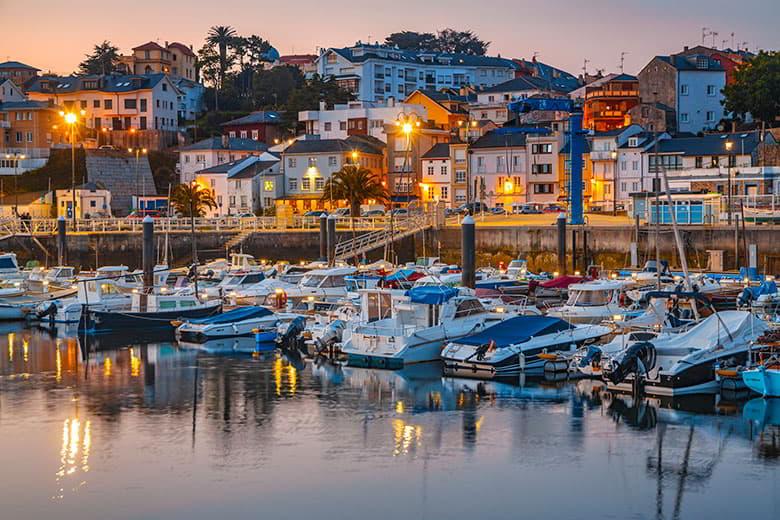Puerto de Figueras en Castropol con barcos y luces al atardecer