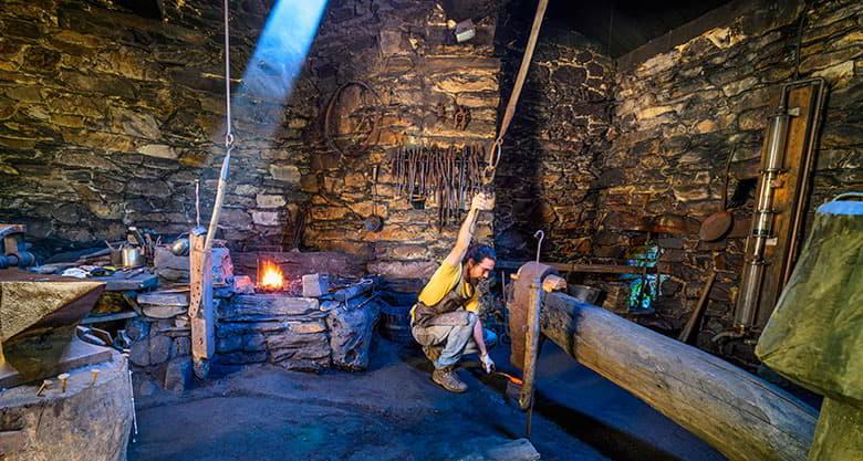 Interior del Conjunto Etnográfico de Mazonovo con trabajo artesanal en forja