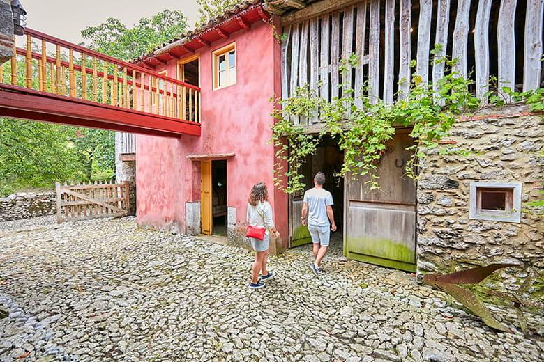 Entrada al Museo Etnográfico del Oriente de Asturias con arquitectura tradicional