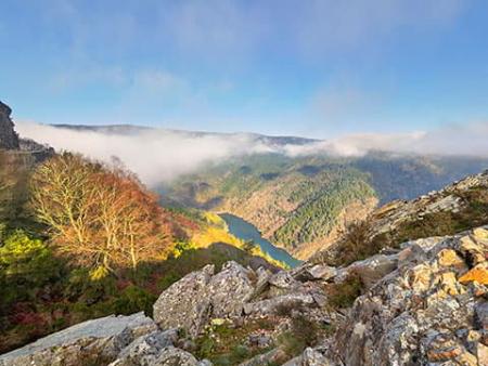Imagen Vista de San Esteban de los Buitres da barragem de Doiras. Illano