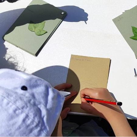Comederos y cajas nido para aves. Taller familiar en Colunga