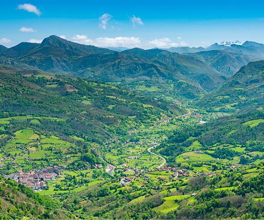 Image d'une vue panoramique de La Pola Llaviana/Pola de Laviana depuis le Pic La Vara.