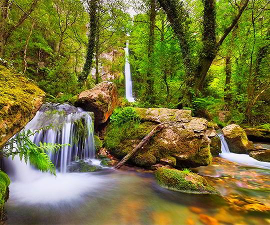 Foto ravvicinata della prima delle cascate di Oneta, Firbia, nel comune di Villayón.