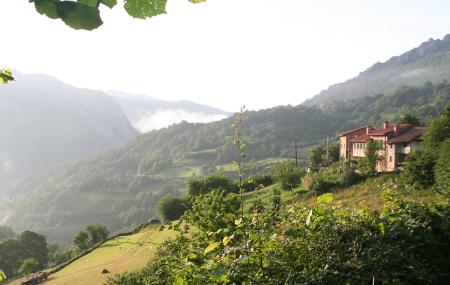 Albergue Les Xendes. Parque de Redes exterior