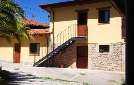 Vista frontal de los Apartamentos Torre del Alba