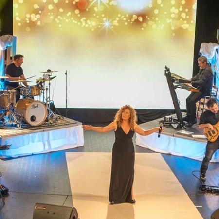 Mina Longo con su banda de mariachis