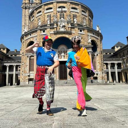 Manolito se va al espacio. Teatro de calle en Caravia