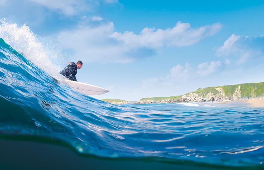 Surfista en la Playa de Penarronda.