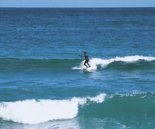 Surfista en la Playa de Rodiles