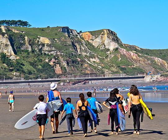 Grupo de surfistas en la playa de Salinas.