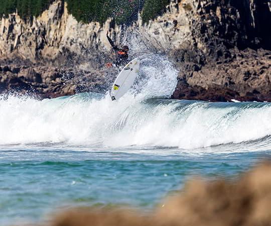 Surfista en un ola de la playa de Tapia de Casariego.