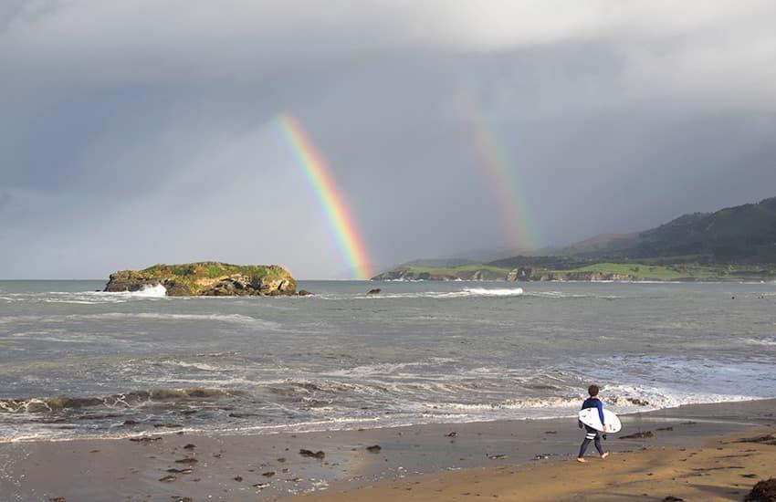 Surfista en la playa de La Isla en Colunga durante el invierno.
