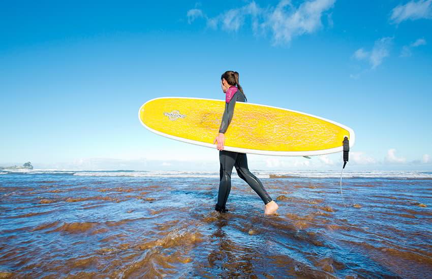 Surfista en la playa de Arenal de Morís.