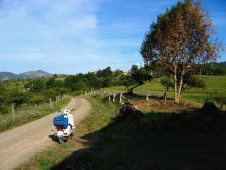 Motorradtour auf einem Wanderweg.