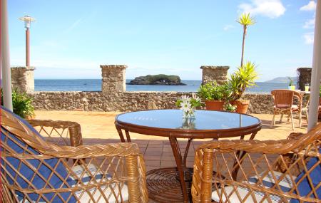 Hotel Bahía terraza con vistas al mar