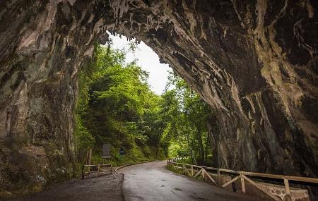 Uscita dalle grotte di Cueves