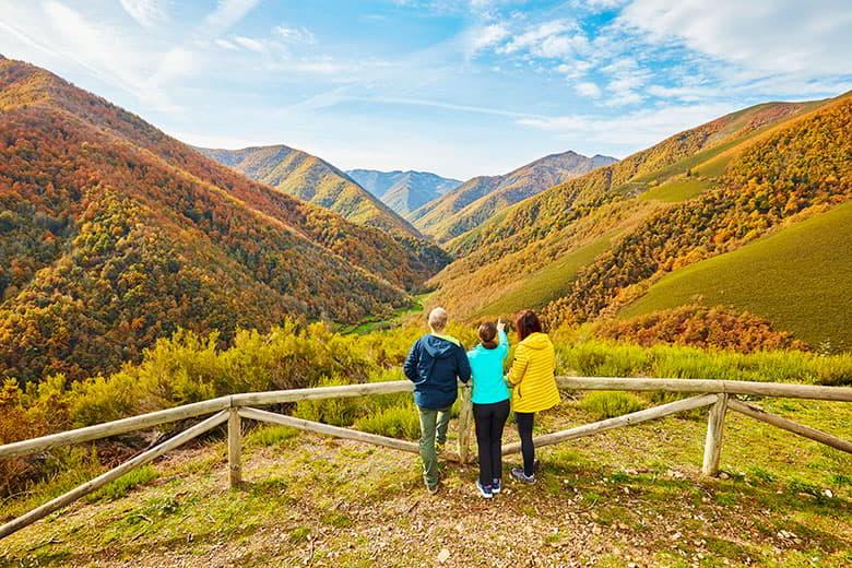 Familia contemplando el Bosque de Muniellos en otoño.