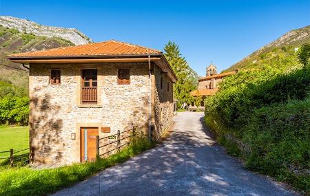 Road to the Collegiate Church of Santa María in Tañes, Caso