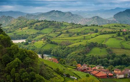 Vistas de Peñerudes com os Alfilorios em fundo