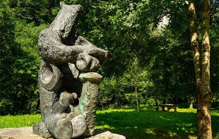 Statue eines Bären mit Jungtier auf der Senda del Oso (Bärenweg), die durch Santo Adriano führt