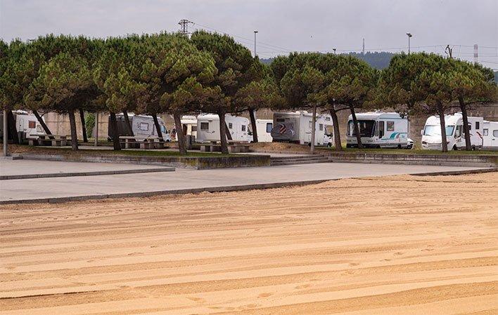 Ir para Imagem Zona de autocaravanas Playa de L'Arbeyal (Gijón)