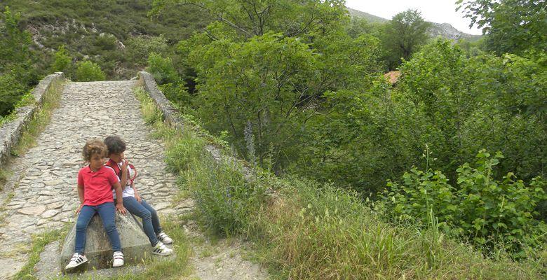 Bild der Brücke über den Fluss Dobra