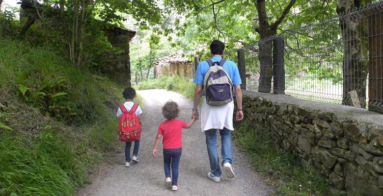 Photo de la route vers le pot de San Vicente avec les enfants.