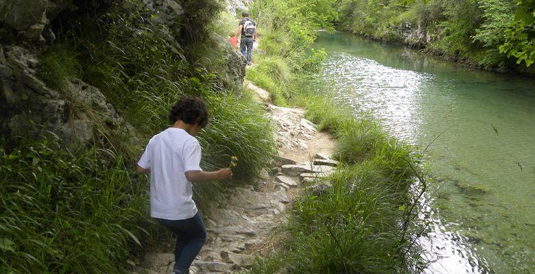 Fotografia das crianças a divertirem-se no caminho para a Olla de San Vicente