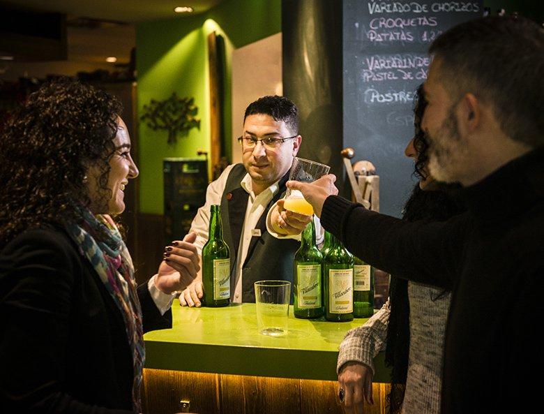 Photo de personnes dégustant du cidre des Asturies