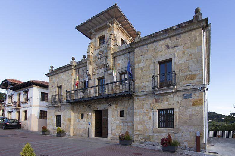 Image of the town hall of Colunga