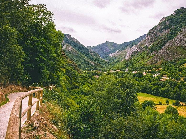 Image of the accessible path of Pola de Somiedo