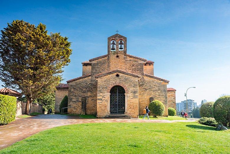 Image de l'église San Julián de los Prados à Oviedo