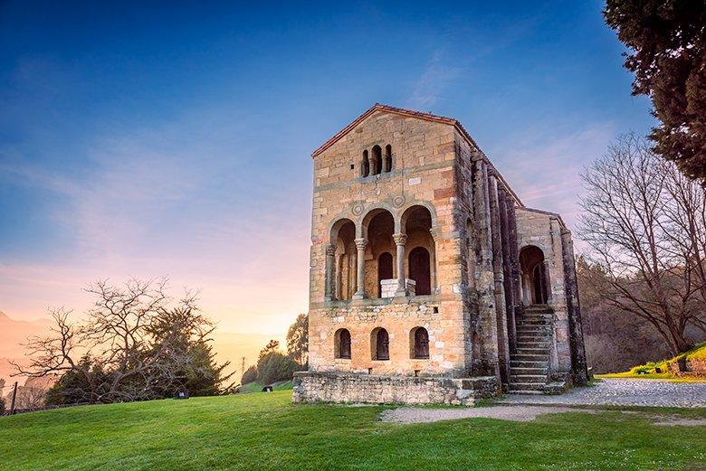 Imagen de la iglesia de Santa María del Naranco en Oviedo/Uviéu