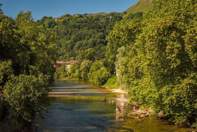 Picture of bathers in the River Sella (Cangas de Onís)