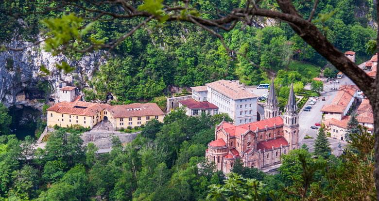 Vue aérienne du sanctuaire de Covadonga et de ses environs.