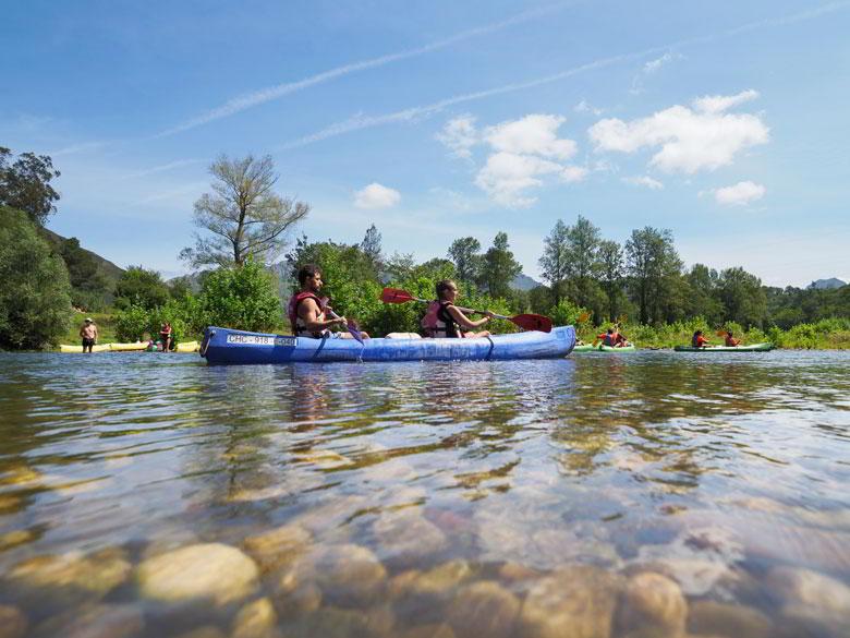 Nahaufnahme von zwei Personen, die mit dem Kanu auf dem Fluss Sella fahren.