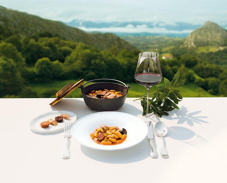 Image of a dish of fabada asturiana (Asturian bean stew)